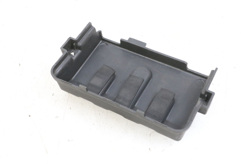 photo de BATTERY COVER PEUGEOT SPEEDFIGHT 4 4T EFI 50 (2021 - 2025) - Zoom on usage condition