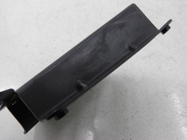 photo de BATTERY COVER YAMAHA TDM 900 (2004 - 2006) - Zoom on usage condition