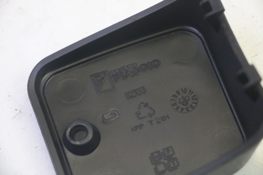 photo de MASTER CYLINDER COVER PIAGGIO MP3 LT 400 (2007 - 2012) - Alternative perspective
