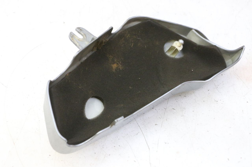 photo de RIGHT SIDE UNDER SEAT COVER HYOSUNG GV AQUILA 125 (2000 - 2004)