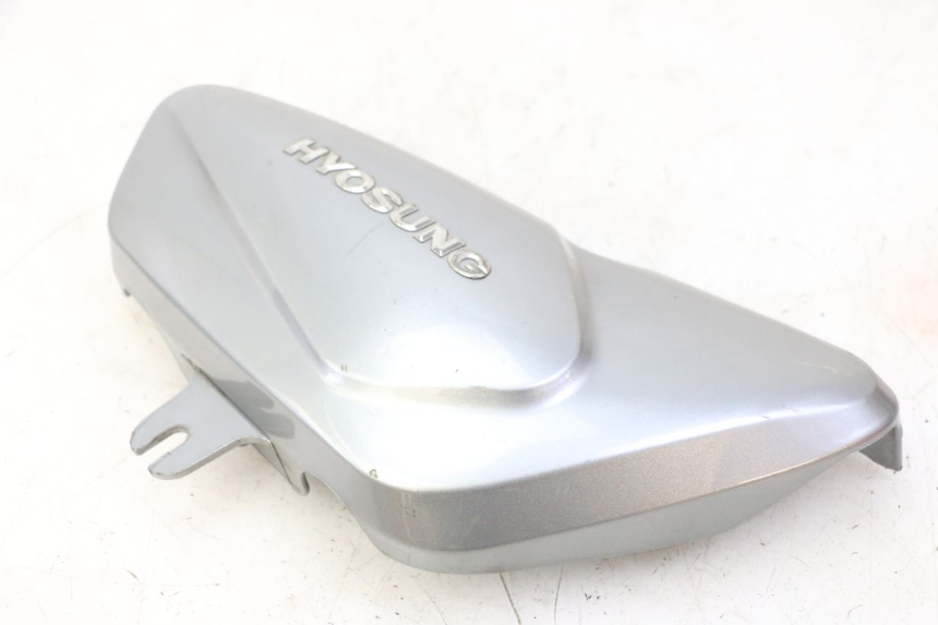 photo de RIGHT SIDE UNDER SEAT COVER HYOSUNG GV AQUILA 125 (2000 - 2004)