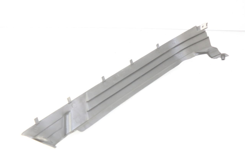 photo de RIGHT SIDE UNDER SEAT COVER SUZUKI CP 80 (1985 - 1996)