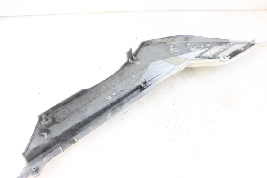 photo de RIGHT UNDERSEAT PANEL YAMAHA FJ 36Y 1100 (1984 - 1985)
