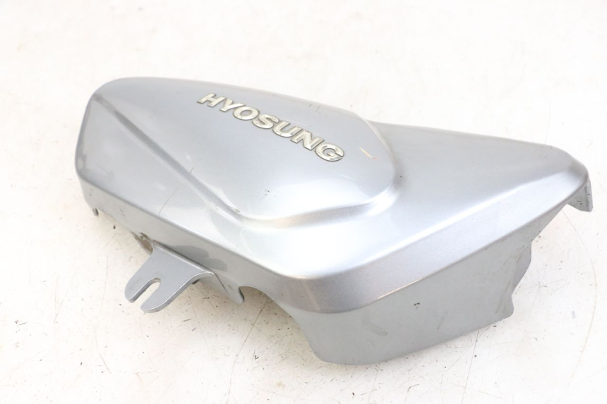 photo de RIGHT SIDE UNDER SEAT COVER HYOSUNG GV AQUILA 125 (2000 - 2004)