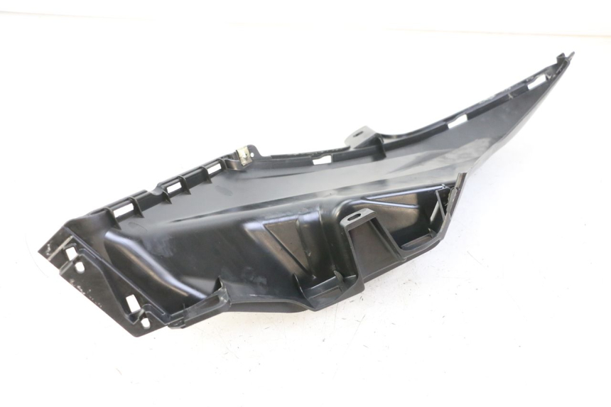 photo de RIGHT UNDERSEAT PANEL SYM ORBIT III 3 4T 50 (2021 - 2025) - Zoom on usage condition