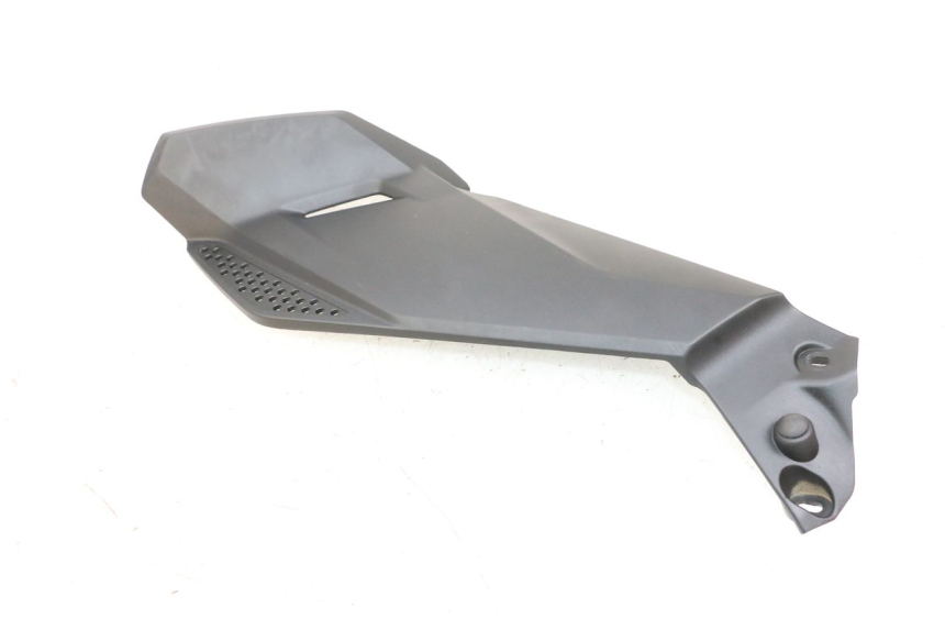 photo de RIGHT UNDERSEAT PANEL BMW R GS 1250 (2021 - 2024) - Technical close-up