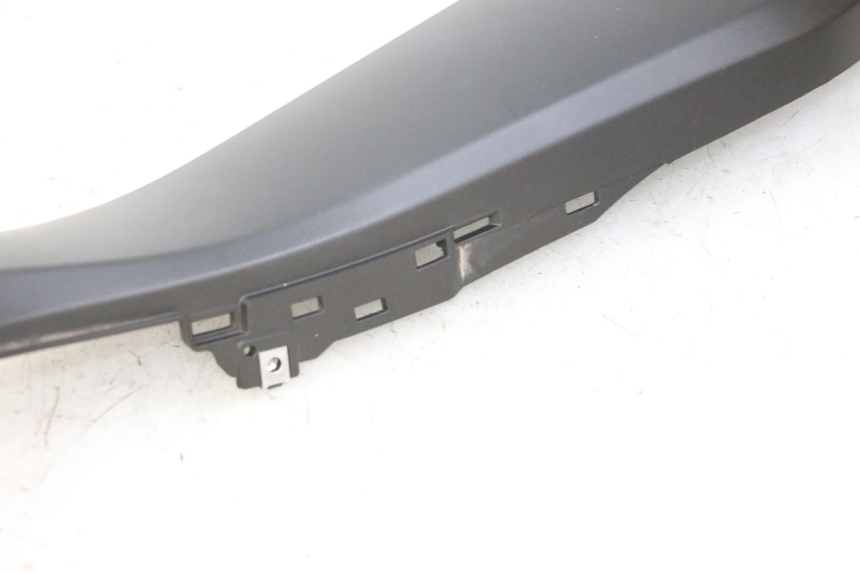 photo de RIGHT UNDERSEAT PANEL YAMAHA XMAX X-MAX 125 (2021 - 2025)