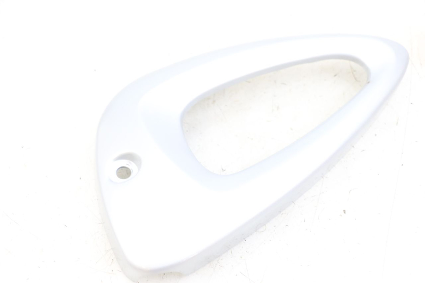 photo de RIGHT SIDE UNDER SEAT PANEL HYOSUNG XRX 125 (2000 - 2008)