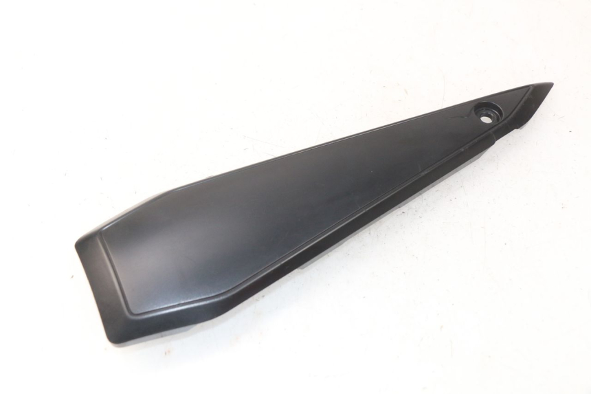 photo de RIGHT UNDERSEAT PANEL YAMAHA FZ8 800 (2010 - 2016)