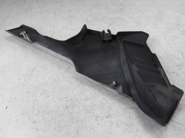 photo de RIGHT UNDERSEAT PANEL YAMAHA XJ F 900 (1983 - 1994)