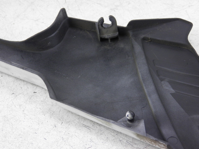 photo de RIGHT UNDERSEAT PANEL YAMAHA XJ F 900 (1983 - 1994)