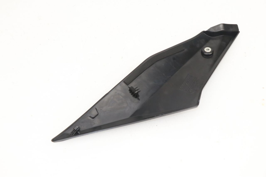 photo de RIGHT UNDERSEAT PANEL YAMAHA YZF R1M R1 M 1000 (2015 - 2020)
