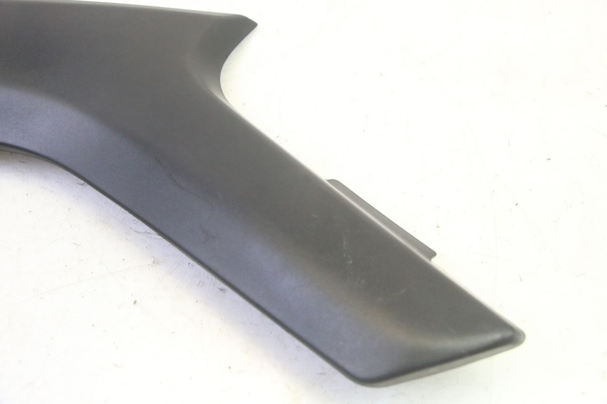 photo de LEFT UNDERSEAT PANEL SUZUKI DL V STROM 1000 (2002 - 2007) - Zoom on usage condition