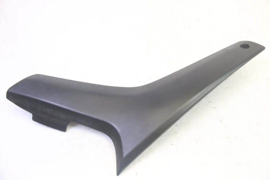photo de LEFT UNDERSEAT PANEL SUZUKI DL V STROM 1000 (2002 - 2007) - Alternative perspective