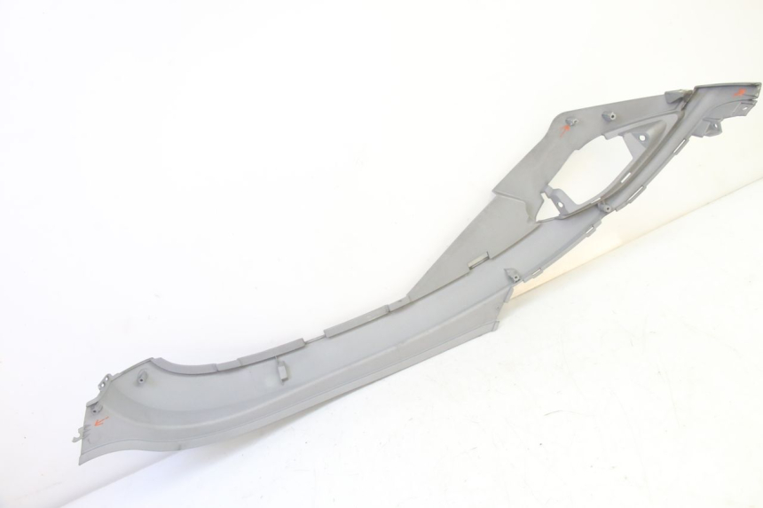 photo de LEFT UNDERSEAT COVER SYM FIDDLE 3 III 125 (2014 - 2020) - Technical close-up