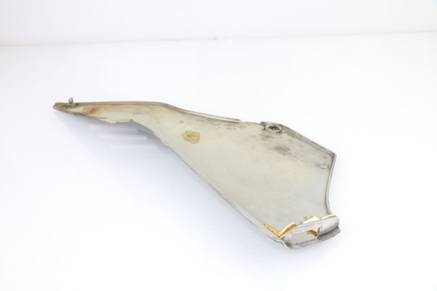photo de LEFT UNDERSEAT PANEL HONDA VF 1000 (1984 - 1988)