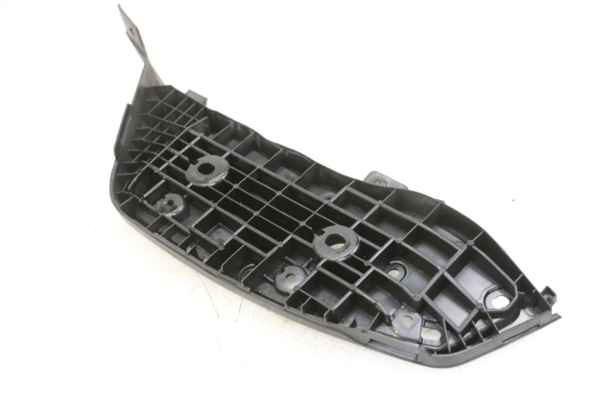 photo de REAR RIGHT FOOTREST SUZUKI BURGMAN 650 (2013 - 2020)