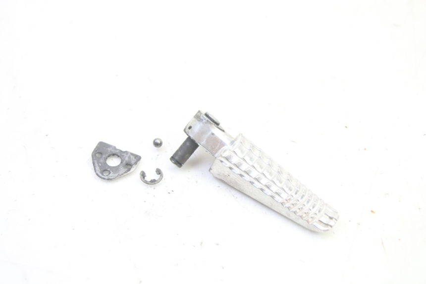 photo de REAR RIGHT FOOTREST SUZUKI GSR 750 (2011 - 2017)