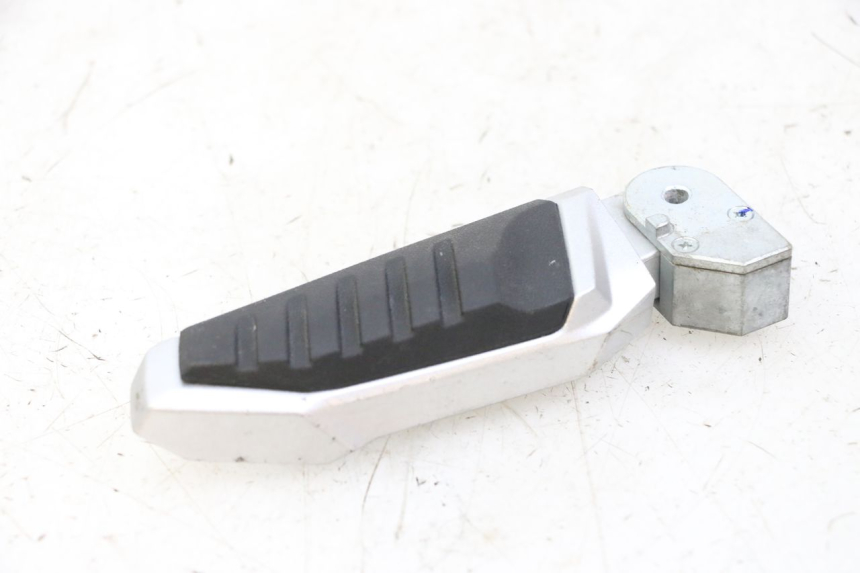 photo de REAR RIGHT FOOTREST SYM JOYMAX 125 (2010 - 2017)