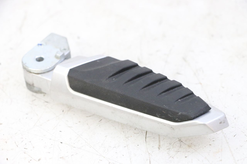 photo de REAR RIGHT FOOTREST SYM JOYMAX 125 (2010 - 2017)