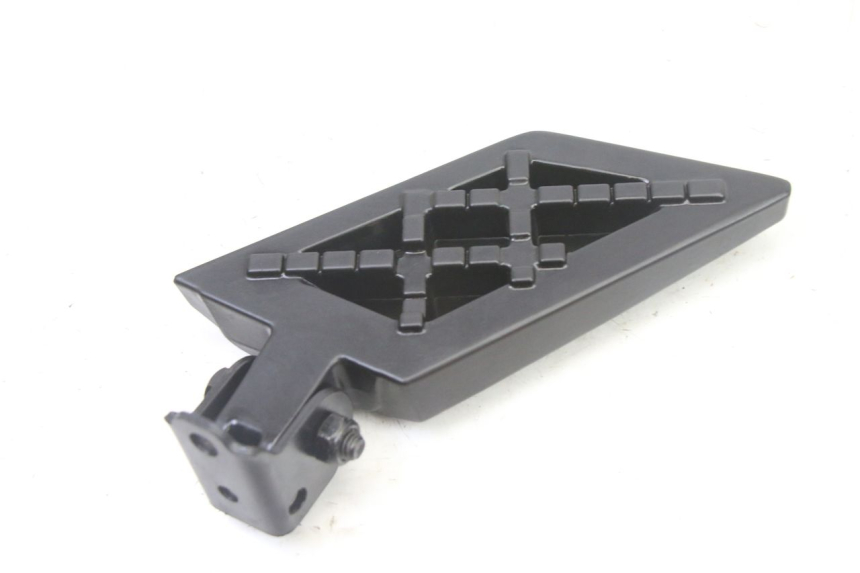 photo de REAR RIGHT FOOTREST PEUGEOT KISBEE 4T 50 (2018 - 2022)