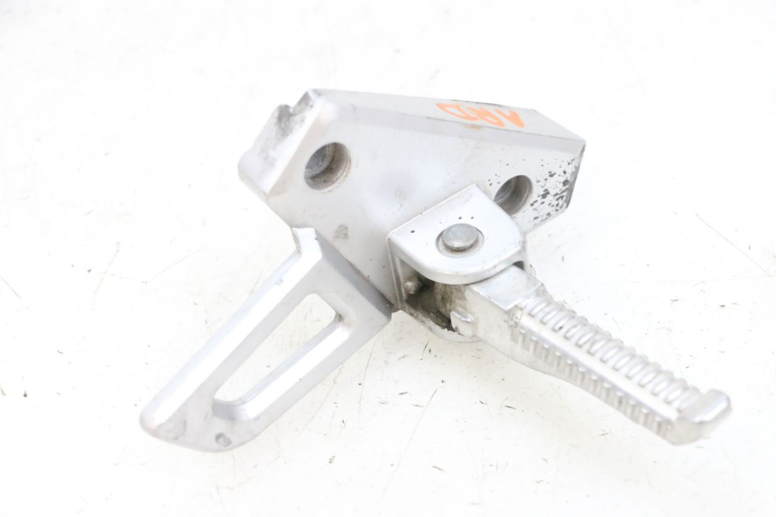 photo de REAR RIGHT FOOTREST PEUGEOT SPEEDFIGHT 4 4T EFI 50 (2021 - 2025) - Alternative perspective