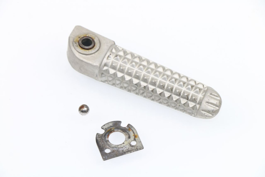 photo de REAR RIGHT FOOTREST YAMAHA YZF R1 1000 (2002 - 2003)