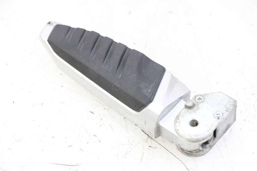 photo de REAR LEFT FOOTREST SYM JOYMAX 125 (2010 - 2017)