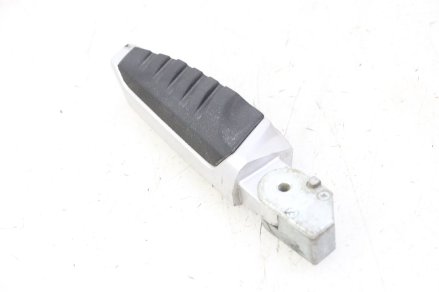 photo de REAR LEFT FOOTREST SYM JOYMAX 125 (2010 - 2017)