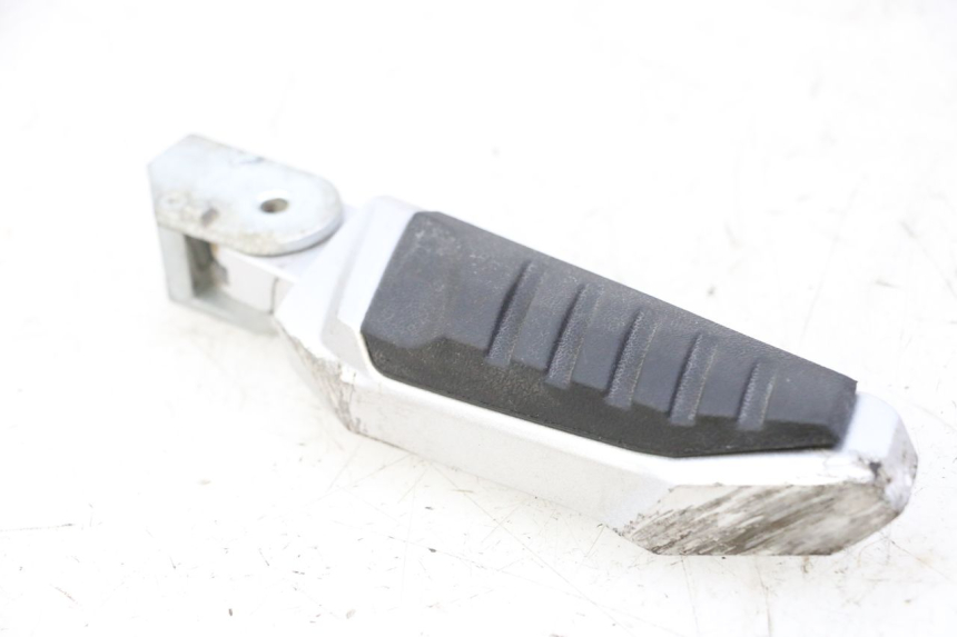 photo de REAR LEFT FOOTREST SYM JOYMAX 125 (2010 - 2017)