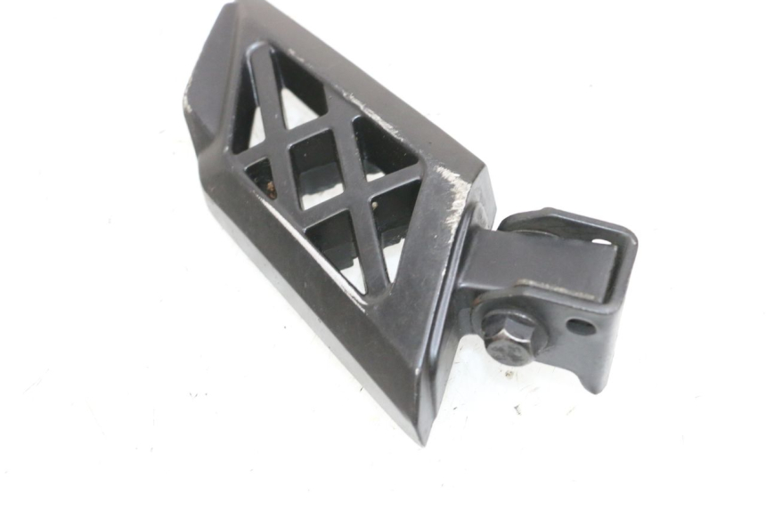 photo de LEFT REAR FOOTREST PEUGEOT KISBEE 4T 50 (2018 - 2022) - Zoom on usage condition