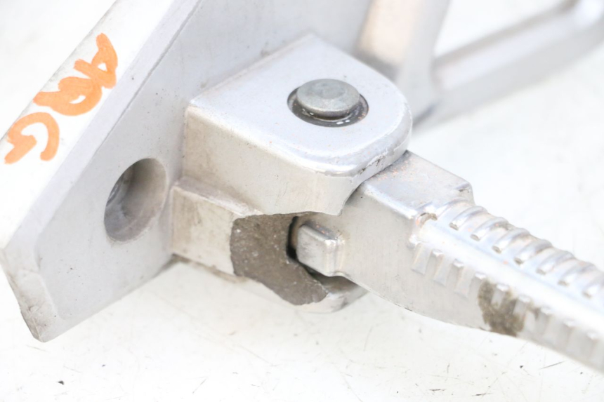 photo de REAR LEFT FOOTREST PEUGEOT SPEEDFIGHT 4 4T EFI 50 (2021 - 2025) - Alternative perspective