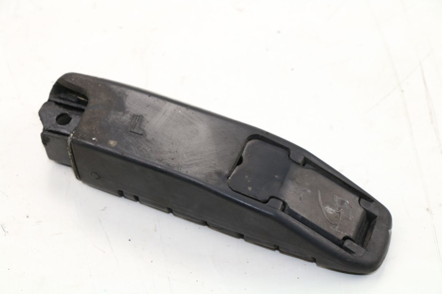 photo de REAR LEFT FOOTREST YAMAHA TRICITY 125 (2012 - 2016)