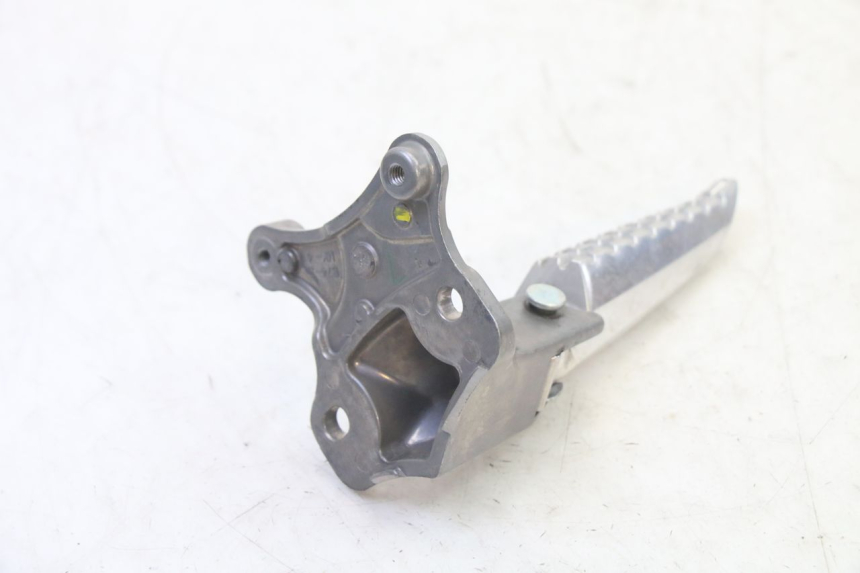 photo de REAR LEFT FOOTREST YAMAHA XMAX X-MAX 125 (2021 - 2025)