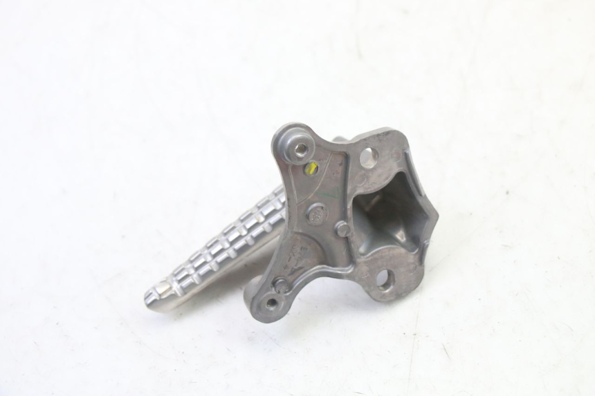 photo de REAR LEFT FOOTREST YAMAHA XMAX X-MAX 125 (2021 - 2025)