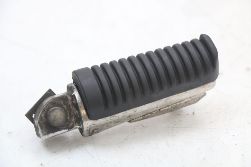 photo de REAR LEFT FOOTREST YAMAHA XJ6 ABS 600 (2008 - 2016)