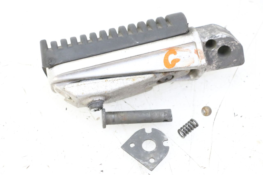 photo de REAR LEFT FOOTREST YAMAHA XJ6 ABS 600 (2008 - 2016)