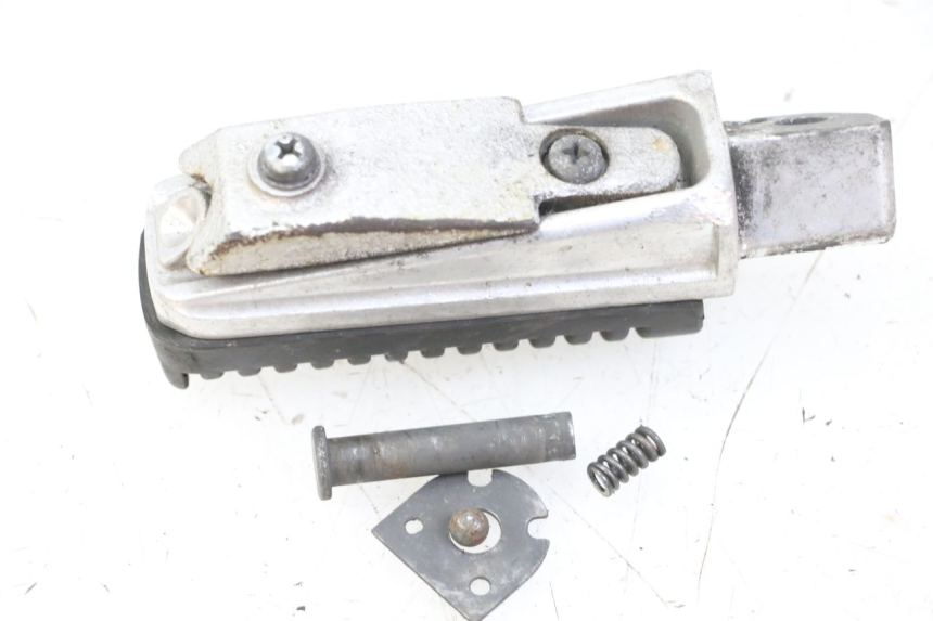 photo de REAR LEFT FOOTREST YAMAHA XJ6 ABS 600 (2008 - 2016)