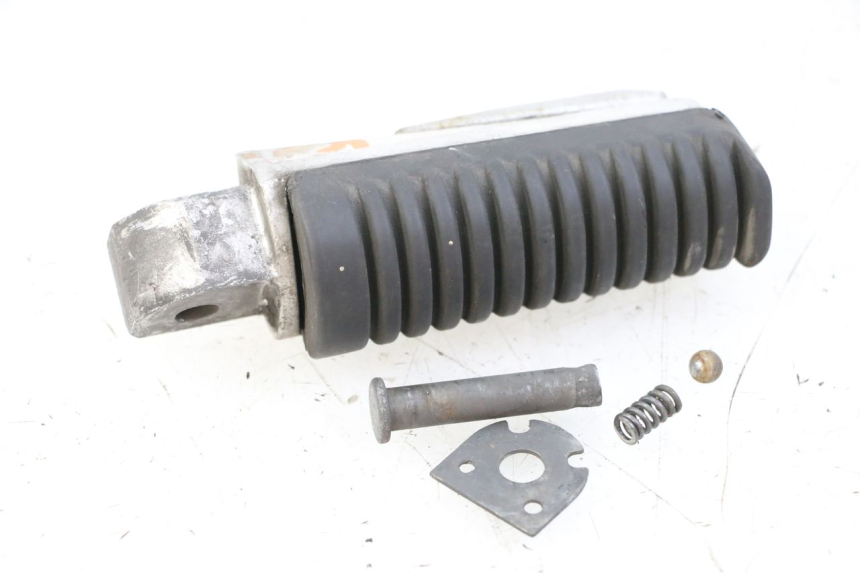 photo de REAR LEFT FOOTREST YAMAHA XJ6 ABS 600 (2008 - 2016)