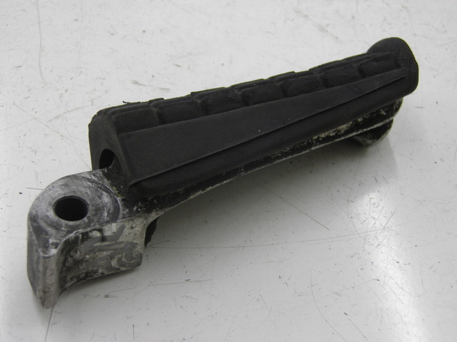 photo de REAR LEFT FOOTREST YAMAHA XJS DIVERSION 600 (1997 - 1999) - Zoom on usage condition