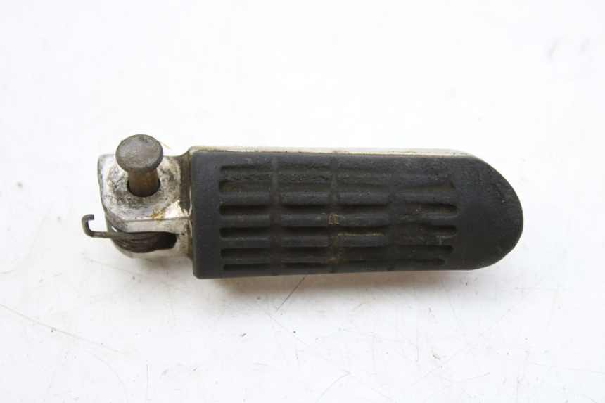 photo de FRONT RIGHT FOOTREST HONDA CBF 500 (2004 - 2007)