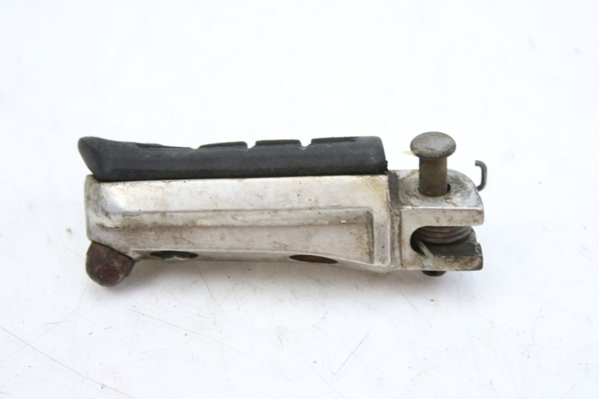 photo de FRONT RIGHT FOOTREST HONDA CBF 500 (2004 - 2007)