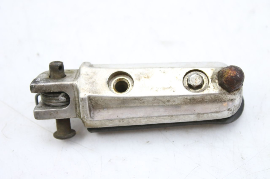 photo de FRONT RIGHT FOOTREST HONDA CBF 500 (2004 - 2007)