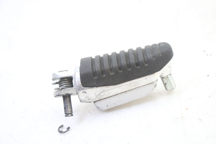 photo de FRONT RIGHT FOOTREST SUZUKI GSR 750 (2011 - 2017)