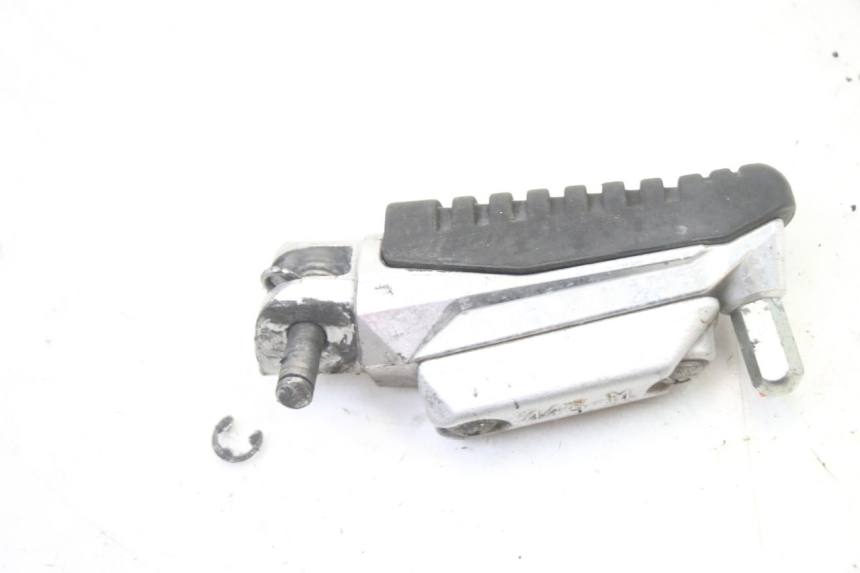 photo de FRONT RIGHT FOOTREST SUZUKI GSR 750 (2011 - 2017)