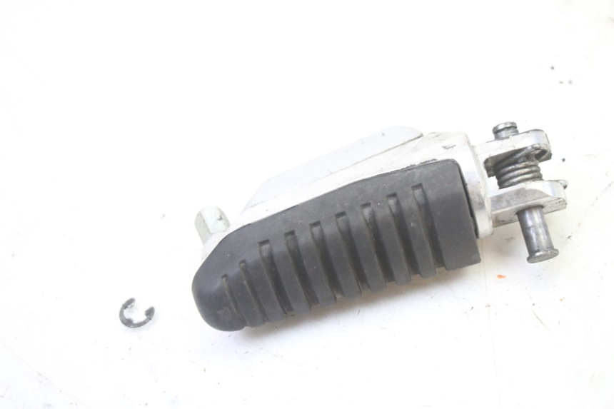 photo de FRONT RIGHT FOOTREST SUZUKI GSR 750 (2011 - 2017)