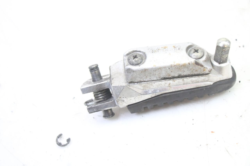 photo de FRONT RIGHT FOOTREST SUZUKI GSR 750 (2011 - 2017)