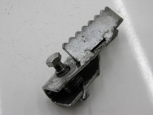photo de FRONT LEFT FOOTREST DERBI SENDA SM DRD 50 (2008 - 2013) - Component detail