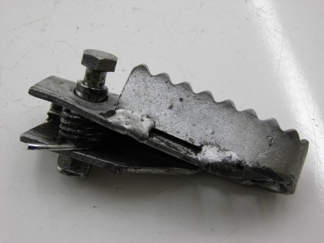 photo de FRONT LEFT FOOTREST DERBI SENDA SM DRD 50 (2008 - 2013) - Zoom on usage condition