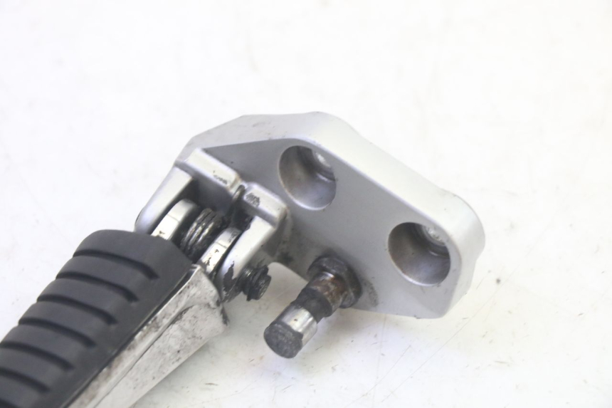 photo de FRONT LEFT FOOTREST SUZUKI DL V STROM 1000 (2002 - 2007) - Zoom on usage condition